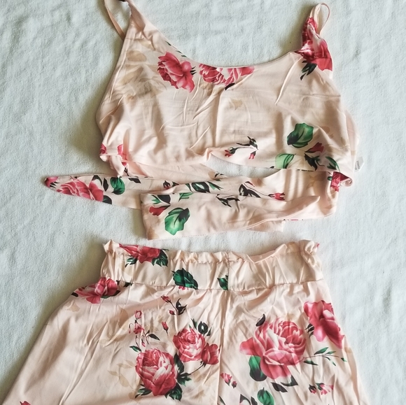 Beautiful 2pc Floral Print Crop Top and Shorts Set - Picture 3 of 8